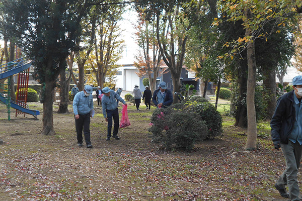 近隣公園での清掃活動